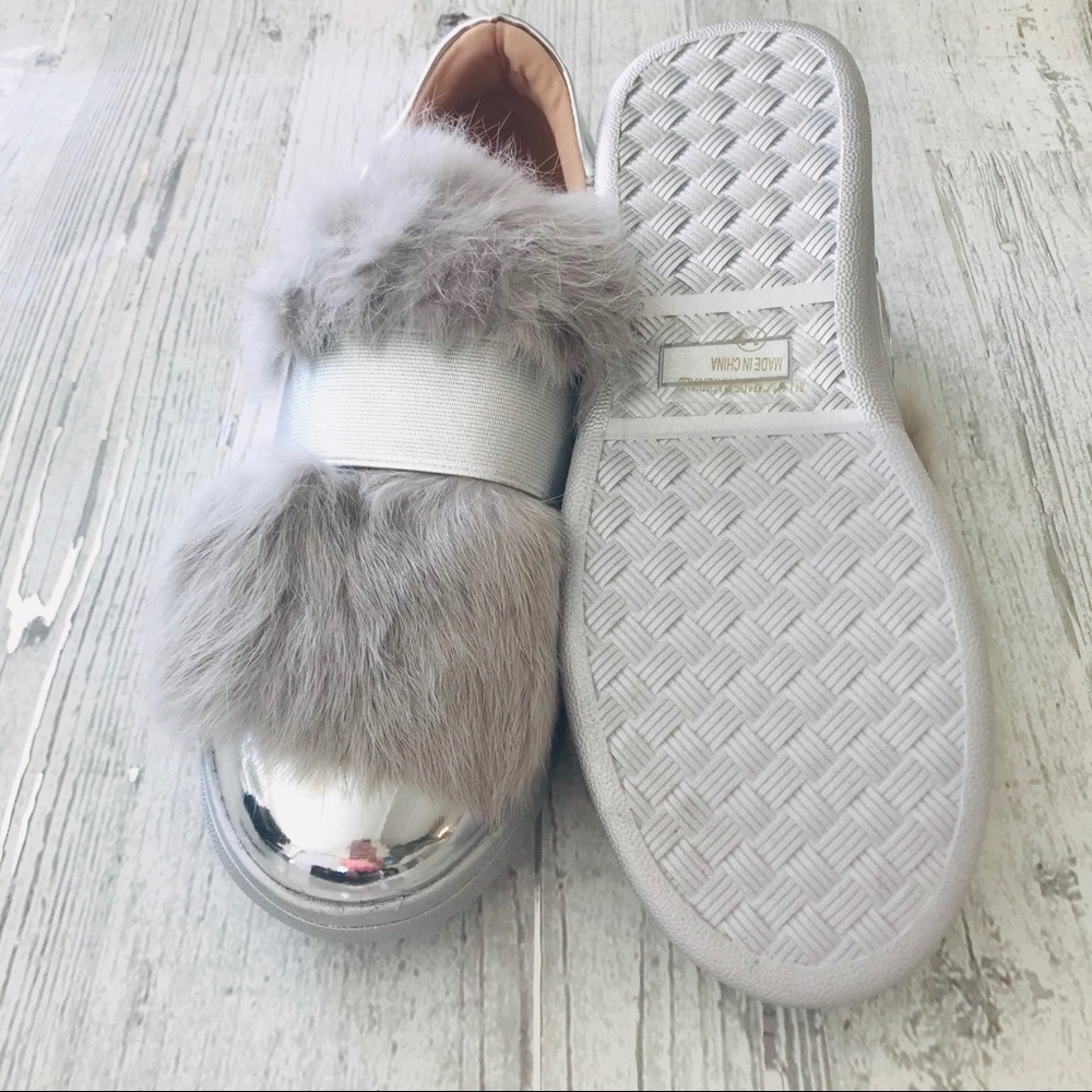 ⭐️ WOMEN'S SILVER SLIP ON SNEAKERS WITH FAUX FUR - Picture 2 of 8